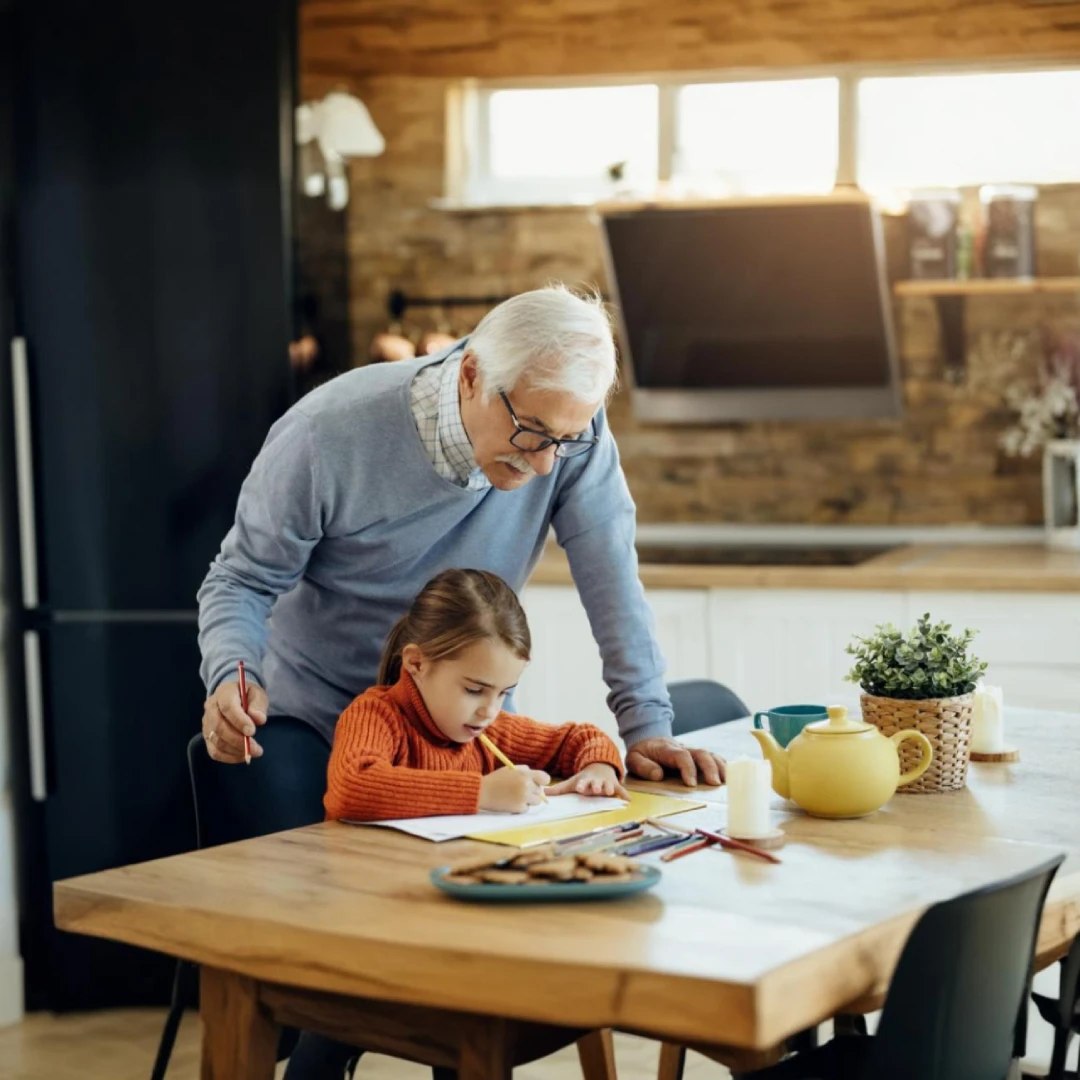 Custodia para abuelos en Georgia con abuelo ayudando a un niño con tareas en casa